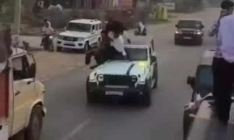 हरियाणा में थार की छत पर स्टंट कर रहे तीन लड़के, ट्रक ड्राइवर ने समय पर ब्रेक लगाकर बचाई जान