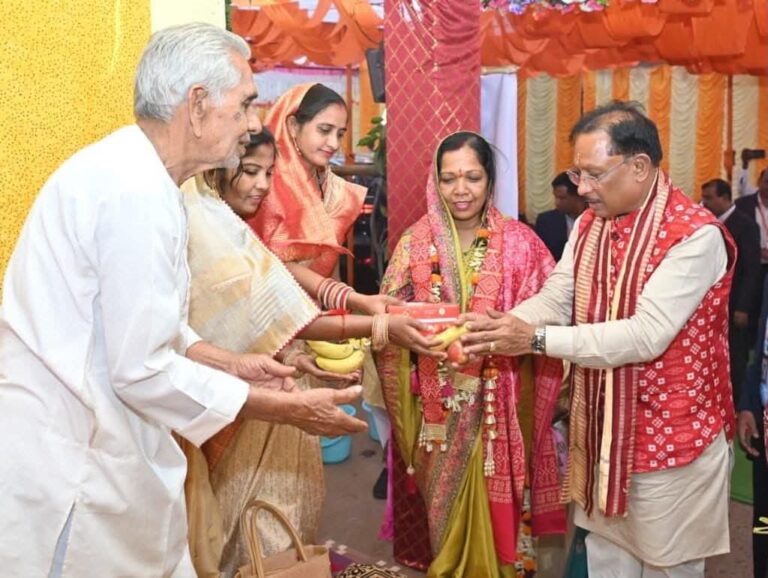 मुख्यमंत्री विष्णु देव साय ने महासमुंद के ग्राम सलखण्ड में मां महालक्ष्मी पूजन में लिया हिस्सा