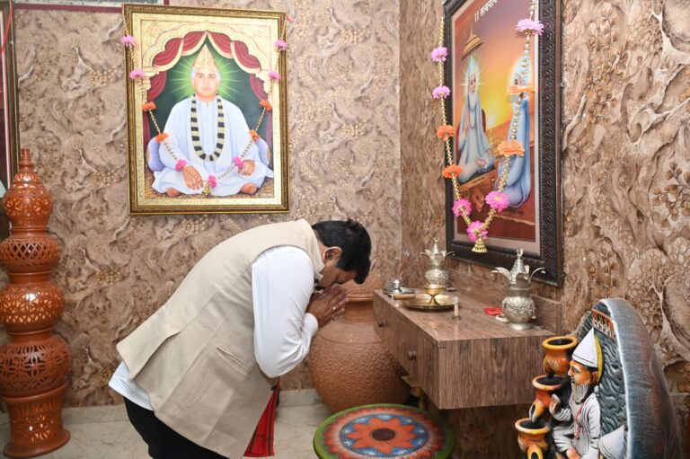 कबीर धर्मनगर आश्रम में उपमुख्यमंत्री विजय शर्मा ने प्राप्त किया पंथ श्री प्रकाशमुनि साहेब का आशीर्वाद