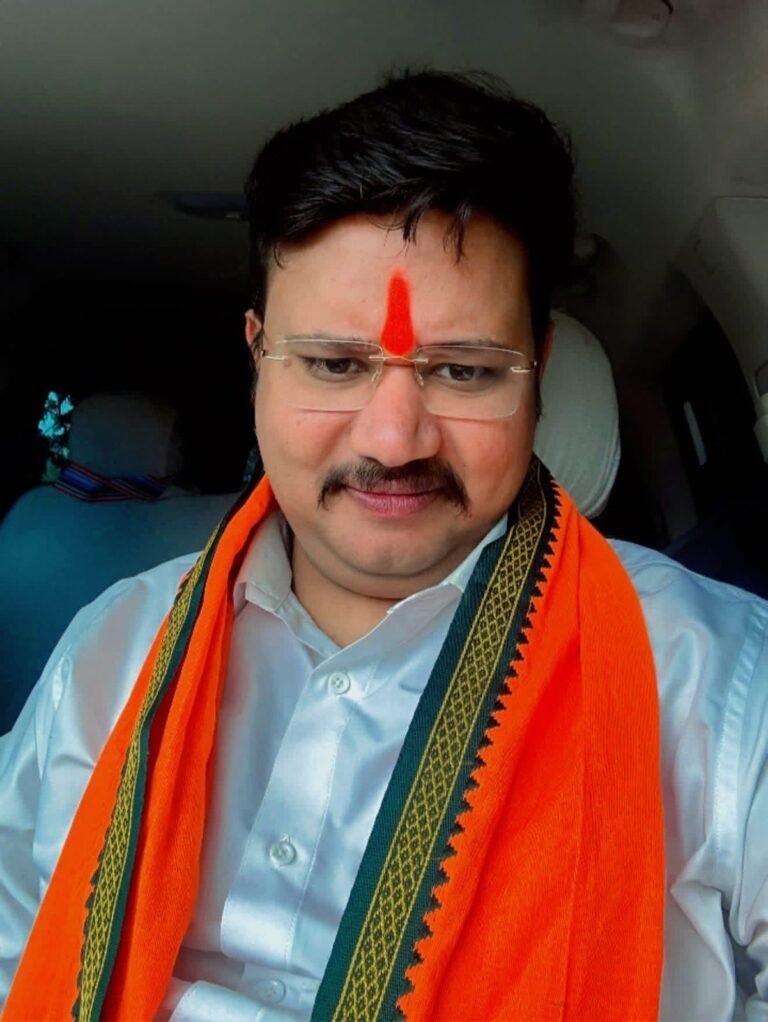 📰 समाचार शीर्षक: लाल किला मेट्रो स्टेशन कार ब्लास्ट पर डॉ. जयप्रकाश यादव ने व्यक्त की गहरी संवेदना  नई दिल्ली, 10 नवंबर 2025 दिल्ली के लाल किला मेट्रो स्टेशन के पास हुए दर्दनाक कार ब्लास्ट में आठ लोगों की मौत और कई अन्य के घायल होने की घटना ने पूरे देश को गमगीन कर दिया है। इस हृदयविदारक हादसे पर डॉ. जयप्रकाश यादव ने एक्स (पूर्व ट्विटर) पर अपनी गहरी संवेदना व्यक्त की है।  डॉ. यादव ने दिवंगतों को श्रद्धांजलि अर्पित करते हुए उनके परिवारों के प्रति संवेदनाएं व्यक्त कीं और घायलों के शीघ्र स्वास्थ्य लाभ की कामना की। उन्होंने कहा कि इस कठिन समय में देश को एकजुट और सजग रहना चाहिए।  उन्होंने ईश्वर से प्रार्थना की कि वह देश को ऐसी घटनाओं से सुरक्षित रखे और पीड़ित परिवारों को सहनशक्ति एवं साहस प्रदान करे। साथ ही, उन्होंने नागरिकों से अफवाहों से बचने और शांति बनाए रखने की अपील की।  #DelhiBlast #RedFortBlast #Condolences