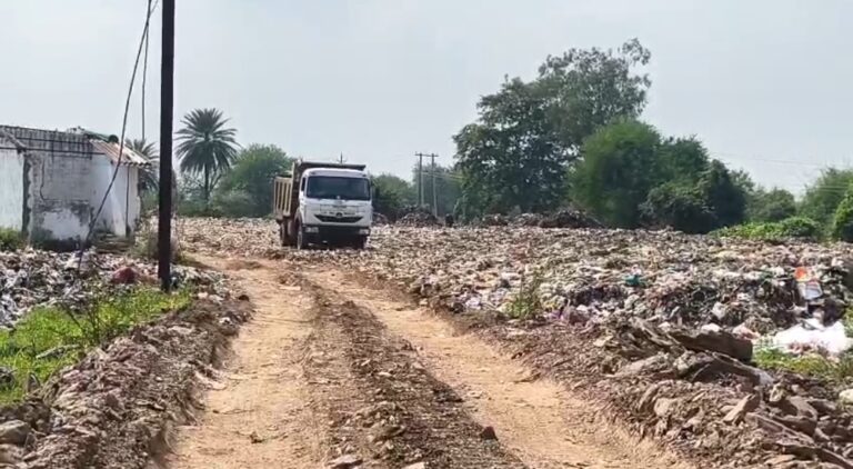 नगर निगम दुर्ग अंतर्गत लगातार कई वर्षों से शिवनाथ नदी तट पर कचड़ा डंप चोरी छुपे एक युवक की मौत अब तक आदेश देने वाले निगम आयुक्त पर कोई कारवाही नहीं क्यों।