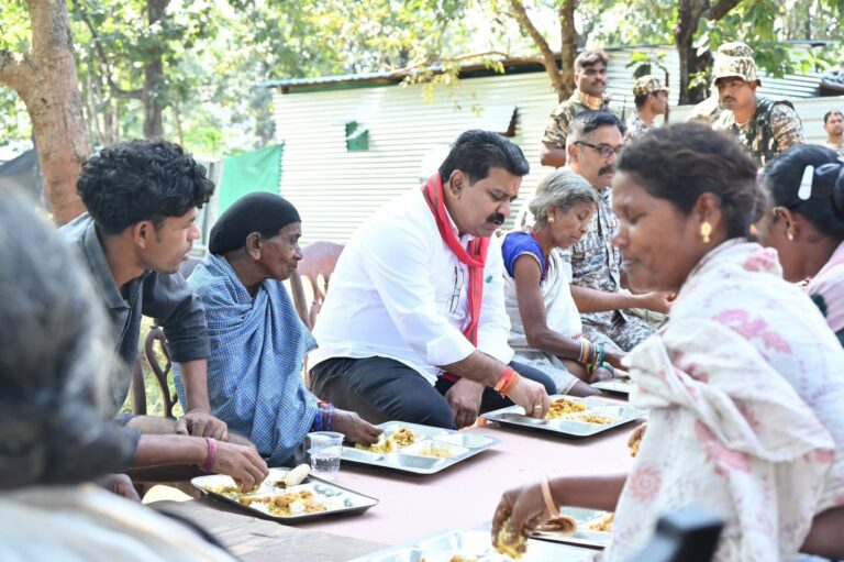 संवेदना और विश्वास का संदेश: उप मुख्यमंत्री विजय शर्मा ने नक्सली घटनाओं में मारे गए युवाओं की माताओं से की आत्मीय भेंट