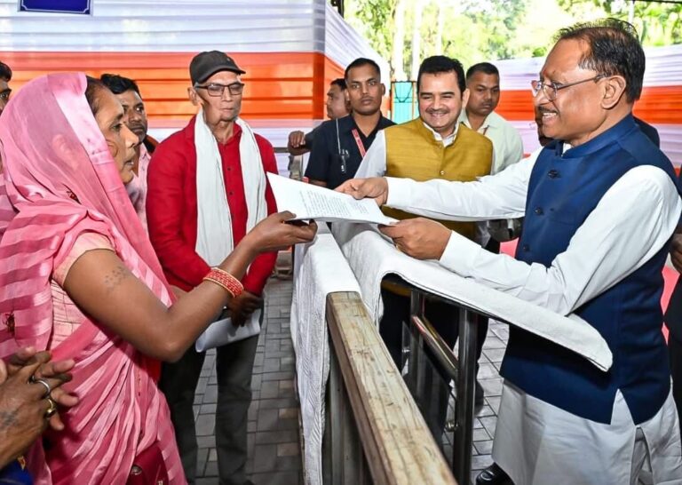 सुशासन सरकार हर नागरिक के साथ – मुख्यमंत्री निवास रायपुर में हुआ जनदर्शन कार्यक्रम