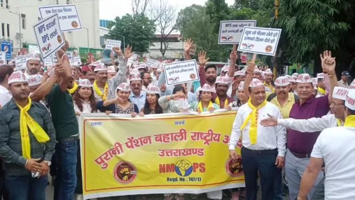 पुरानी पेंशन योजना (OPS) बहाली की मांग पर देशव्यापी प्रदर्शन: दिल्ली में कर्मचारियों का जमावड़ा