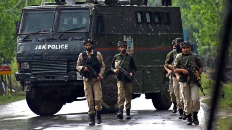 जम्मू-कश्मीर के डोडा में पुलिस ने आतंकवादी सहयोगियों के खिलाफ बड़े स्तर पर अभियान चलाया है। यह सुरक्षा व्यवस्था मजबूत करने और आतंकवाद को खत्म करने की कोशिशों का हिस्सा है