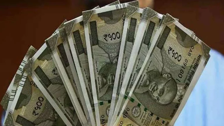 न्यायिक स्टिकर और नीली बत्ती का दुरुपयोग कर फर्जी नोट चलाने वाला गैंग पकड़ा