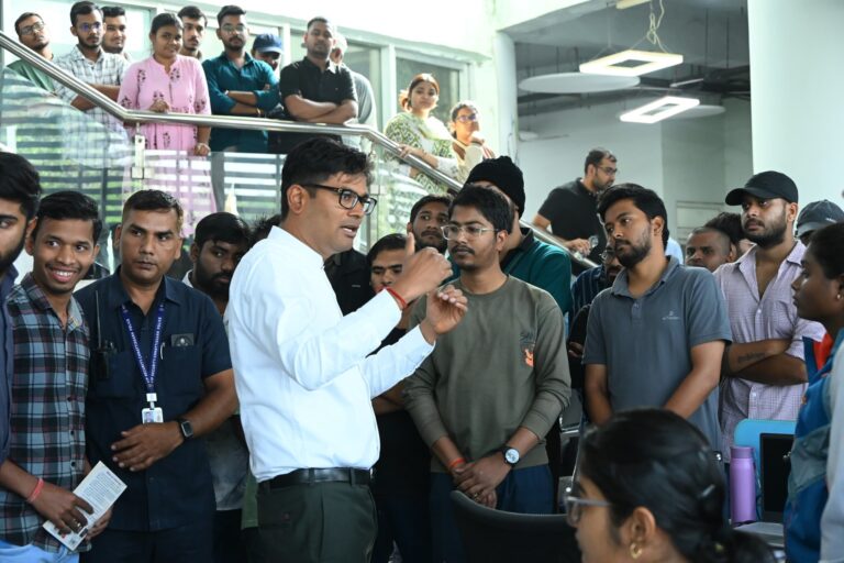 छत्तीसगढ़ के वित्त मंत्री ओपी चौधरी ने रायपुर के नालंदा परिसर में युवा प्रतियोगी परीक्षार्थियों से की बातचीत, व्यवस्थाओं का किया निरीक्षण