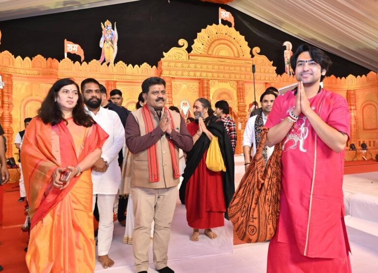 भिलाई के जयंती स्टेडियम में गूंजी हनुमंत कथा: उप-मुख्यमंत्री विजय शर्मा ने लिया आशीर्वाद, कहा- “शास्त्री जी के वचनों से मिली नई ऊर्जा”