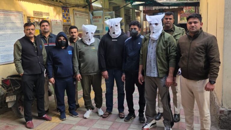 दिल्ली में फर्जी आयकर अधिकारी बनकर 1 किलो सोना लूटा, 5 गिरफ्तार