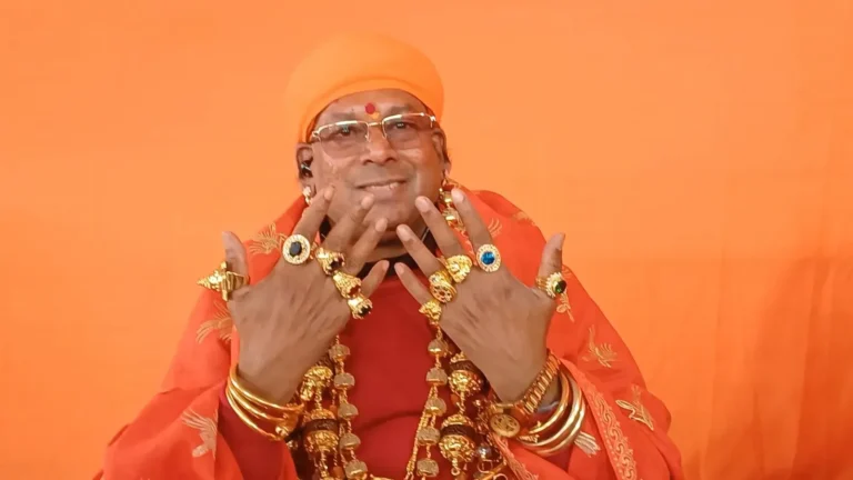 गोल्डन बाबा का गजब प्रण: “योगी पीएम नहीं बनेंगे, तब तक नहीं पहनेंगे चांदी के जूते”
