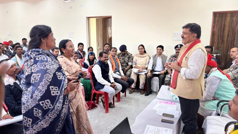 नारायणपुर: ओरछा की चौपाल में पहुंचे डिप्टी सीएम विजय शर्मा, विकास कार्यों की समीक्षा कर छात्राओं को बांटी साइकिल