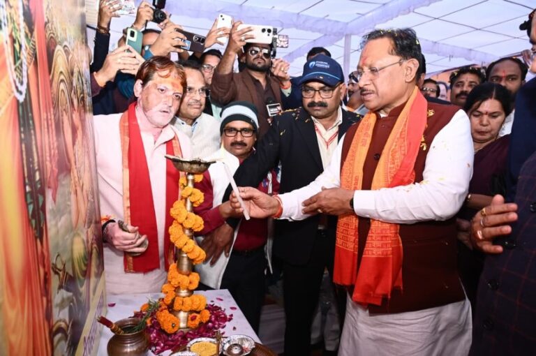 “राजिम में मुख्यमंत्री विष्णु देव साय ने किया ‘गीताप्रेस पुस्तकालय’ का लोकार्पण; कहा- जन-जन तक पहुँचेगा सनातन संस्कृति का अमृत ज्ञान”