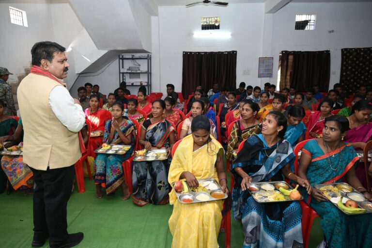 उपमुख्यमंत्री विजय शर्मा ने बीजापुर पुनर्वास केंद्र में मुख्यधारा लौटे भाई-बहनों से की आत्मीय मुलाकात
