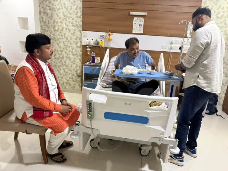 महापौर मधुसूदन यादव के स्वास्थ्य का हाल जानने रामकृष्ण अस्पताल पहुँचे डॉ. जयप्रकाश यादव, जल्द स्वस्थ होने की कामना की
