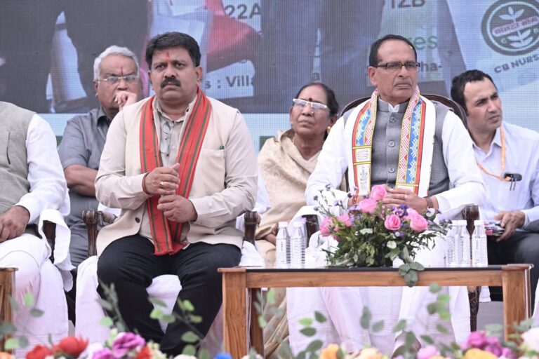 “कुम्हारी में प्रगतिशील किसानों का महाकुंभ: डिप्टी सीएम विजय शर्मा ने केंद्रीय मंत्री शिवराज सिंह चौहान संग किया अन्नदाताओं का सम्मान”