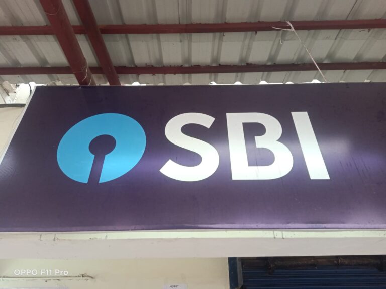 कर्मचारियों की हड़ताल से बैंक का कामकाज ठप 4 दिनों से सेवा प्रभावित