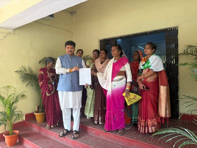 भिलाई में जनहित की हुंकार: वर्षों पुरानी सड़क-नाली की समस्या को लेकर BJMTUC युवा मोर्चा अध्यक्ष डॉ. जय प्रकाश यादव ने घेरा निगम, आयुक्त को सौंपा ज्ञापन