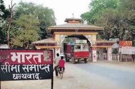 “नेपाल सीमा पर सुरक्षा सख्त: सोनौली बॉर्डर से संदिग्धों की एंट्री पर रोक, डॉग स्क्वायड और CCTV से निगरानी।”