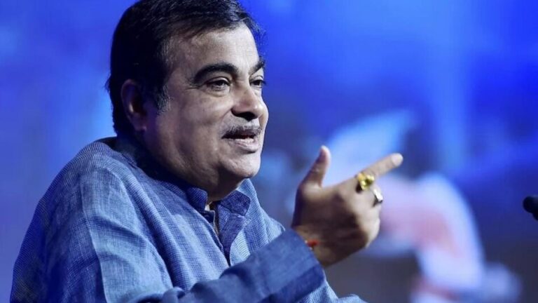 नितिन गडकरी का बड़ा फैसला: 2026 के अंत तक गाड़ियों में ‘व्हीकल टू व्हीकल’ (V2V) चिप होगी अनिवार्य।