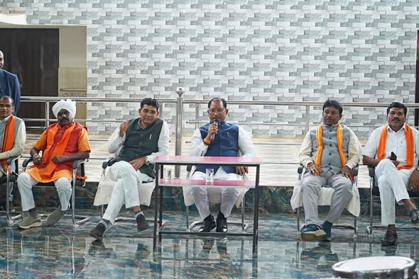 “मुख्यमंत्री साय का बड़ा ऐलान: नारायणपुर के दिव्यांग स्कूल को मिलेगी नई बस, बच्चों के बीच पहुंचे सीएम, जताया स्नेह”