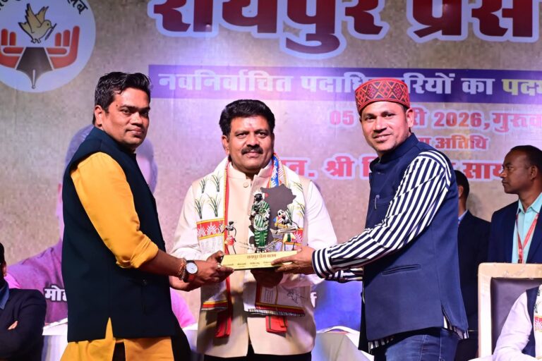 “मीडिया लोकतंत्र का चौथा स्तंभ: उप मुख्यमंत्री विजय शर्मा ने रायपुर प्रेस क्लब शपथ समारोह में दी बधाई, CM साय के साथ शामिल हुए”