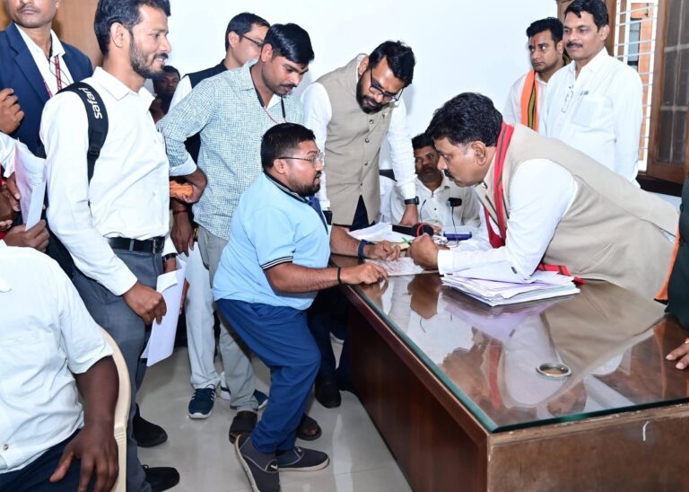 उपमुख्यमंत्री विजय शर्मा ने प्रदेश भाजपा सहयोग केंद्र में कार्यकर्ताओं एवं आमजन की समस्याएं सुनीं, त्वरित निराकरण के दिए निर्देश