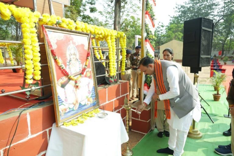 स्वास्थ्य मंत्री श्याम बिहारी जायसवाल ने पुलिस प्रशिक्षण विद्यालय माना में प्रशिक्षु आरक्षकों से किया संवाद, पुलिस को समाज का विश्वास स्तंभ बताया