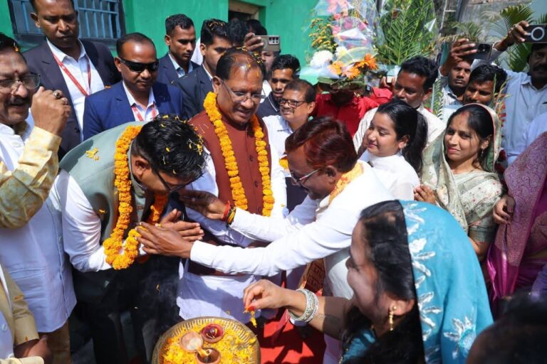 वित्त मंत्री ओ.पी. चौधरी ने रायगढ़ प्रवास में मुख्यमंत्री विष्णु देव साय के साथ महापौर एवं भाजपा नेताओं के निवास पर की मुलाकात, कार्यकर्ताओं से की हार्दिक भेंट