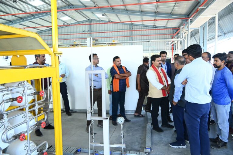 उपमुख्यमंत्री विजय शर्मा ने गुजरात के बनासकांठा में अत्याधुनिक बायो-सीएनजी प्लांट का किया अवलोकन, छत्तीसगढ़ में लागू करने की योजना