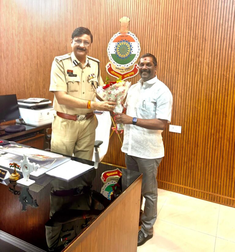 भाजपा नेता संजू नारायण सिंह ठाकुर ने रायपुर के प्रथम पुलिस कमिश्नर डॉ. संजीव शुक्ला से की मुलाकात, नए दायित्व पर दी बधाई!