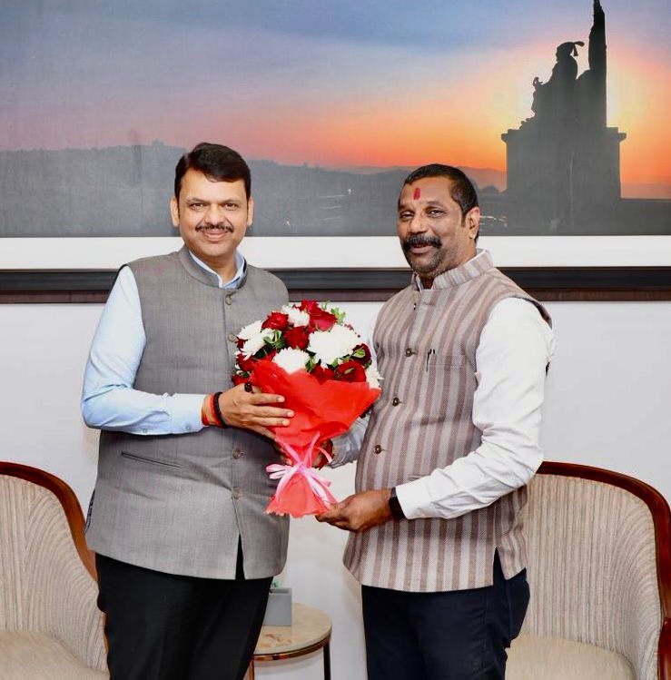 संजू नारायण सिंह ठाकुर के देवेन्द्र फड़नवीस भेट की फेसबुक पोस्ट पर सकारात्मक संदेशों की बाढ़ आ गई है