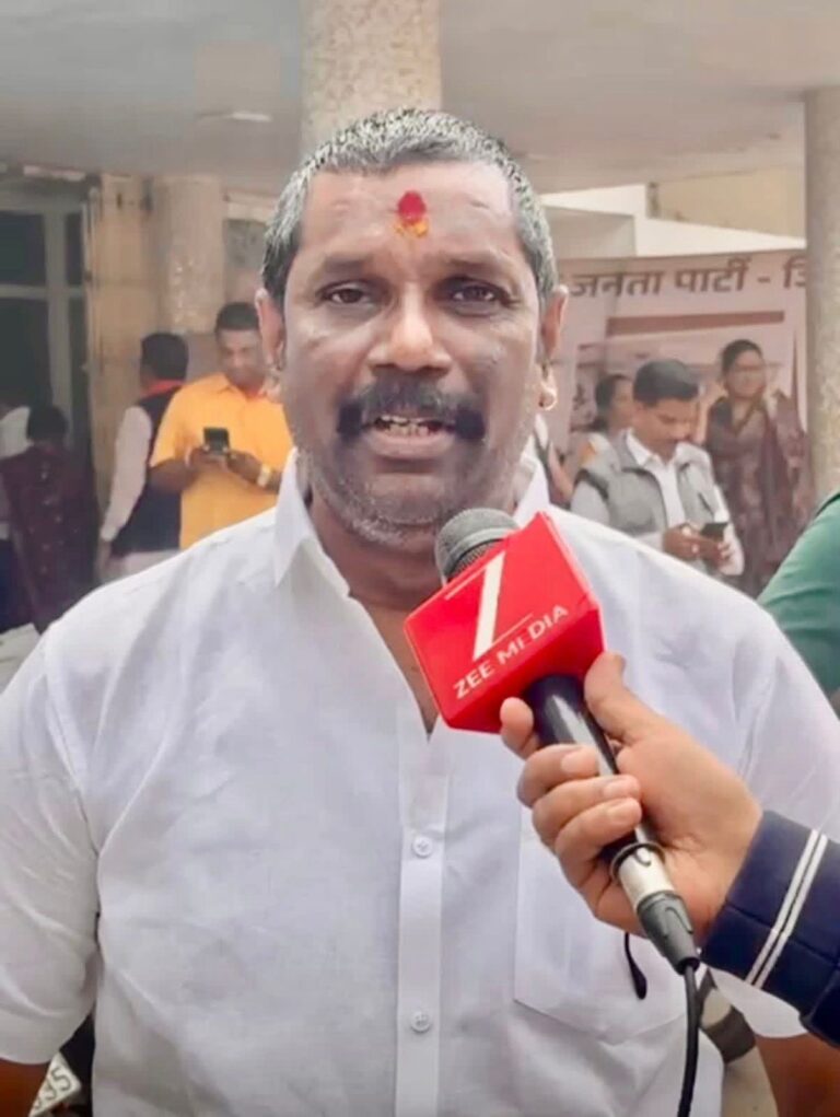 बीजेपी झुग्गी झोपड़ी प्रकोष्ठ के संयोजक संजू नारायण सिंह ठाकुर के आह्वाहन पर मुख्यमंत्री श्री विष्णु देव साय जी के जन्मदिन पर सेवा संकल्प के साथ मनाया