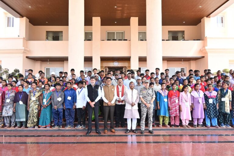 नवा रायपुर विधानसभा में पुनर्वास संवाद: वित्त मंत्री ओपी चौधरी ने हिंसा छोड़ मुख्यधारा में लौटे भाई-बहनों से की मुलाकात