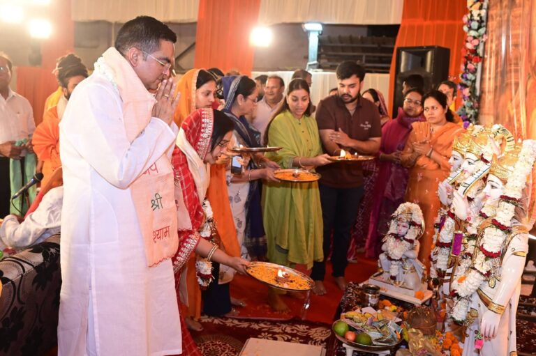 नेहरू नगर भिलाई में नवधा रामायण पाठ: वैशाली नगर विधायक रिकेश सेन ने लिया आशीर्वाद