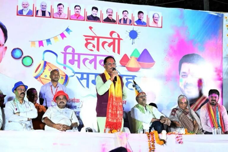 धरसींवा में मुख्यमंत्री का ‘होली मिलन’: सीएम विष्णु देव साय ने क्षेत्रवासियों संग उड़ाया गुलाल, फाग गीतों की धुन पर झूमे ग्रामीण