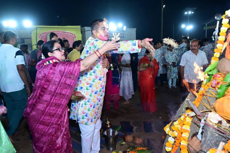होलिका दहन के पावन पर्व पर शांति नगर पहुंचे विधायक रिकेश सेन, क्षेत्रवासियों संग मनाई खुशियां