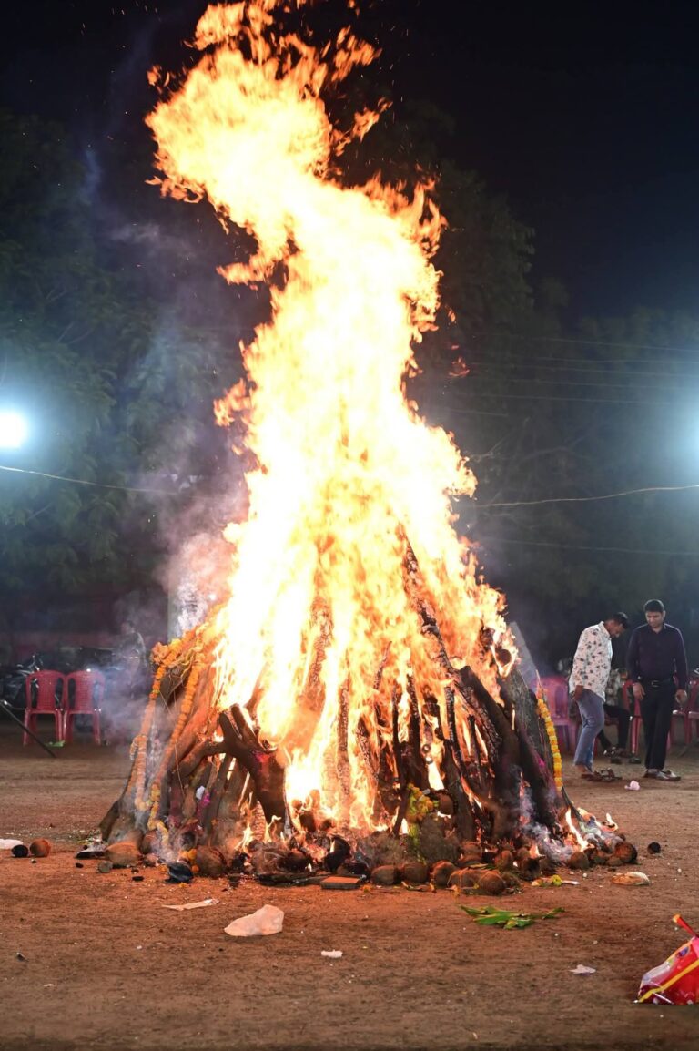 देश-दुनिया में ‘होलिका दहन’ की धूम: भद्रा के बाद जलायी गई प्रतीकात्मक बुराई
