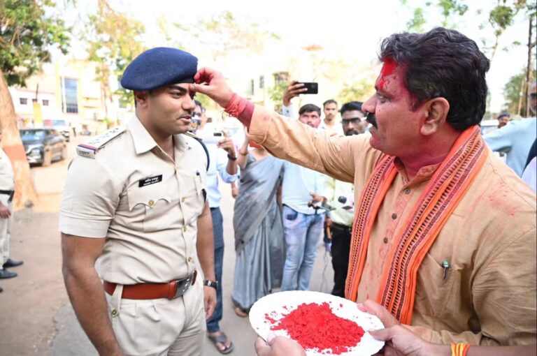 ‘खाकी’ के त्याग से सुरक्षित है प्रदेश की खुशियाँ: डिप्टी सीएम विजय शर्मा ने पुलिस जवानों को दी होली की बधाई