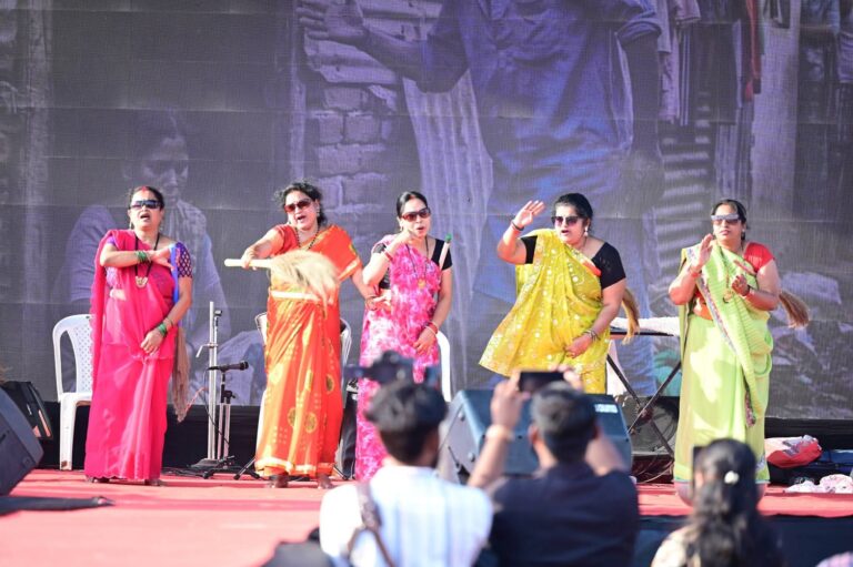 वैशाली नगर: ‘स्वयंसिद्धा’ के कार्यक्रम में छलके आंसू, घरेलू कामकाजी महिलाओं के संघर्षों को देख भावुक हुए लोग