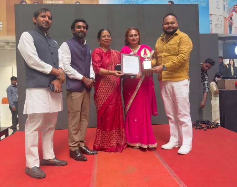 ‘रेड ड्रॉप फ्रेंड्स क्लब’ के रक्तदान शिविर में शामिल हुईं तुलसी साहू, नारी शक्ति के समर्पण को किया नमन