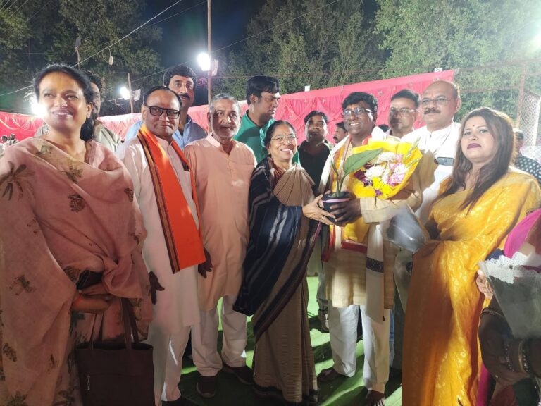 डॉ. प्रदीप चौधरी के जन्मदिन पर आयोजित सुंदरकांड और भजन संध्या में शामिल हुईं भाजपा नेत्री तुलसी साहू, भेंट किया पौधा