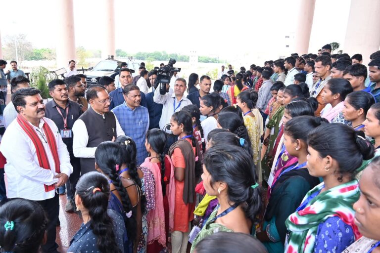 विधानसभा में गूंजा ‘लोकतंत्र का जयघोष’: पुनर्वासित 140 युवाओं ने देखी सदन की कार्यवाही; डिप्टी सीएम विजय शर्मा ने साझा किए अनुभव