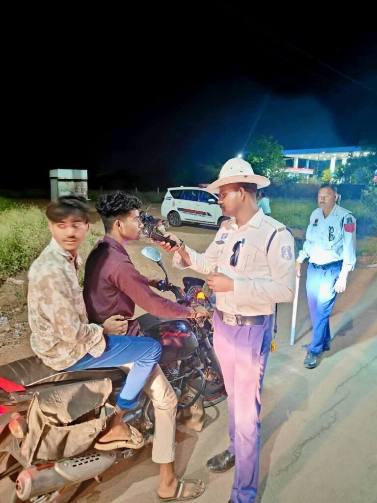 होली पर ‘ड्रिंक एंड ड्राइव’ पड़ेगा भारी: राजनांदगांव पुलिस की सख्त चेकिंग, 10 हजार रुपये तक का जुर्माना
