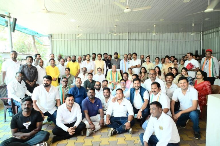 जिला कांग्रेस कमेटी की नई कार्यकारिणी ने पूर्व मुख्यमंत्री भूपेश बघेल से की सौजन्य भेंट