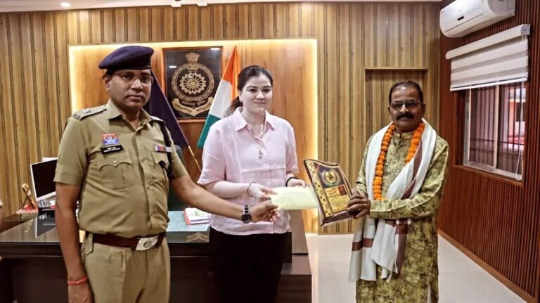 राजनांदगांव: स.उ.नि. नरेन्द्र तिवारी को दी गई भावभीनी विदाई, एसपी अंकिता शर्मा ने उत्कृष्ट सेवाकाल को सराहा