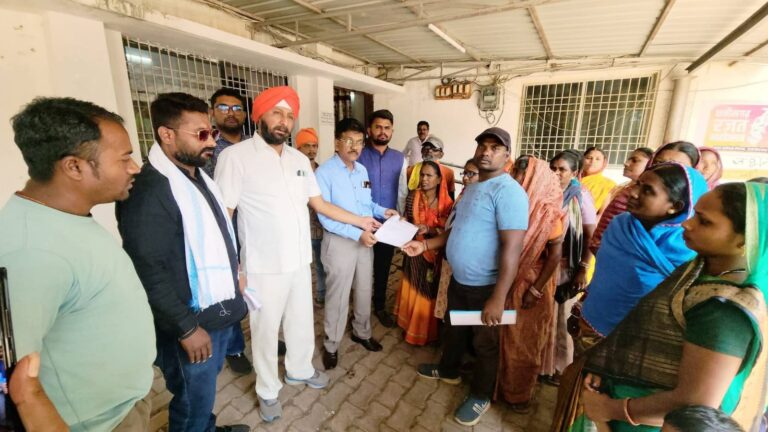 राजनांदगांव में बेदखली के नोटिस पर बवाल: रमन नगर के निवासियों ने दी आत्मदाह की चेतावनी, निगम का घेराव