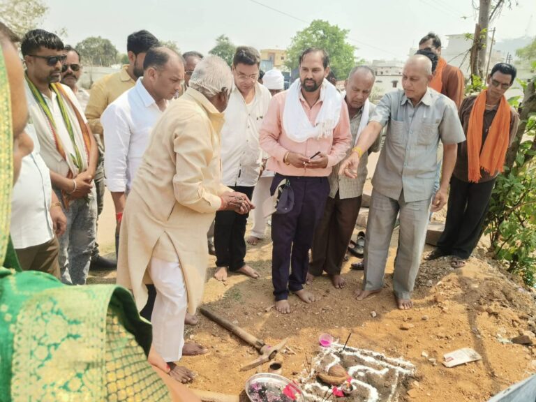 डोंगरगढ़: शिवाजी वार्ड 23 में विकास कार्यों का शंखनाद, पालिका अध्यक्ष ने किया भूमिपूजन
