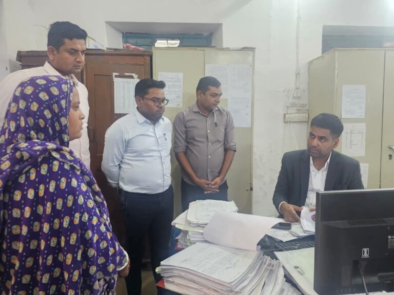 कलेक्टर जितेन्द्र यादव का तहसील कार्यालय में औचक निरीक्षण, राजस्व कामकाज की परखी गुणवत्ता