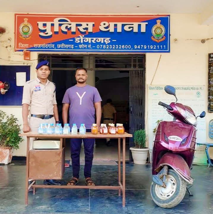 डोंगरगढ़ पुलिस की बड़ी कार्रवाई: अवैध शराब परिवहन करते एक आरोपी गिरफ्तार, एक्टिवा और देशी शराब जप्त
