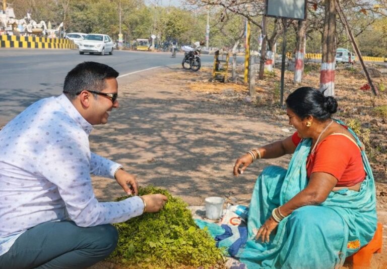 भिलाई बाजार में विधायक रिकेश सेन ने खरीदी बोहार भाजी, पारंपरिक खानपान को बढ़ावा देने की अपील